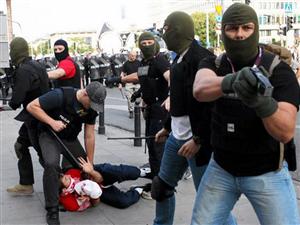 Violenţe la EURO: şi-au împărţit punctele la fotbal şi K1