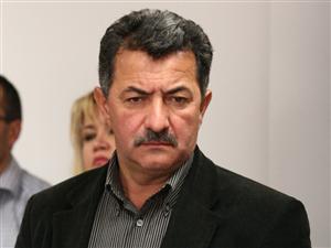 Două remorci cu nisip l-au făcut incompatibil pe un consilier judeţean