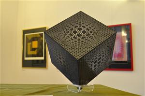 Expoziţie semnată de Victor Vasarely, într-un turneu în România, ajunge miercuri la Cluj