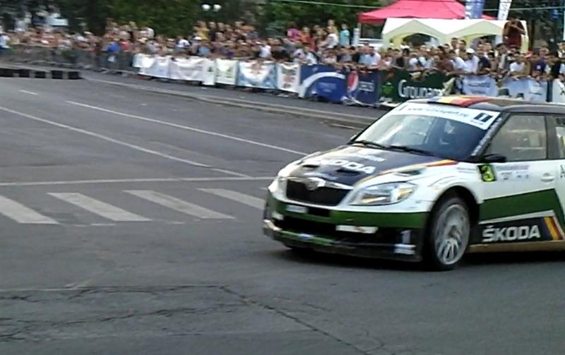 Un spectator, gata să fie lovit de o maşină la Raliul Clujului