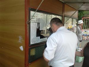 Parlamentarul care are maşină din bani publici, de şapte ani, dar circulă cu autobuzul FOTO