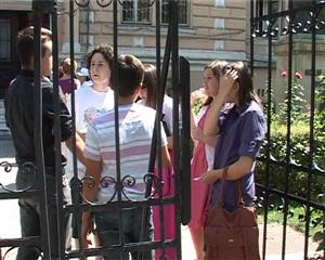 Elevii de clasa a 8-a au intrat de astăzi în febra examenelor VIDEO
