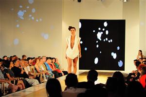Colecţii spectaculoase ale tinerilor designeri la Gala UAD – Fashion Design