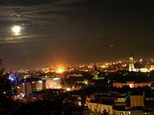 Cluj-Napoca, vizat de o cincime dintre tinerii care s-ar muta din oraşul natal; e cel mai căutat după Bucureşti. Vezi studiul