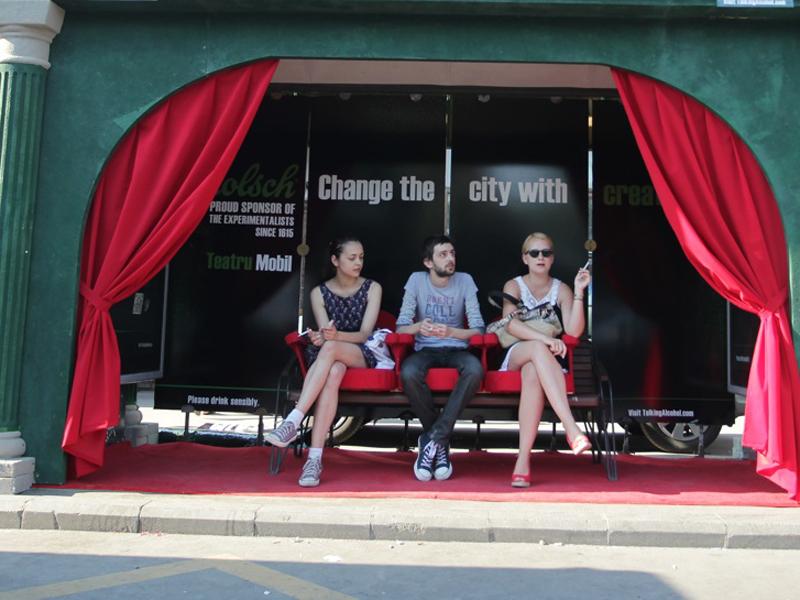 Piese de teatru în stradă, în centrul Clujului