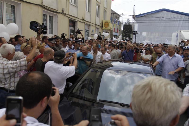 Cum l-au înghesuit pe preşedinte susţinătorii lui Băsescu