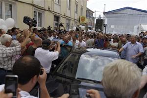 Cum l-au înghesuit pe preşedinte susţinătorii lui Băsescu