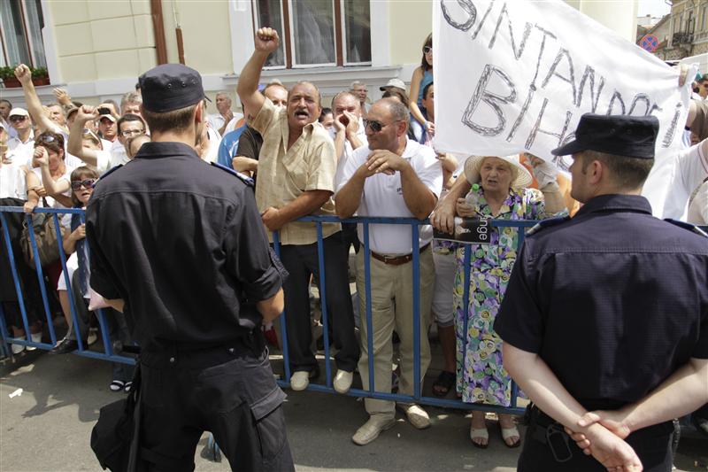 Manifestanţi anti-Băsescu la mitingul pentru preşedintele suspendat VIDEO