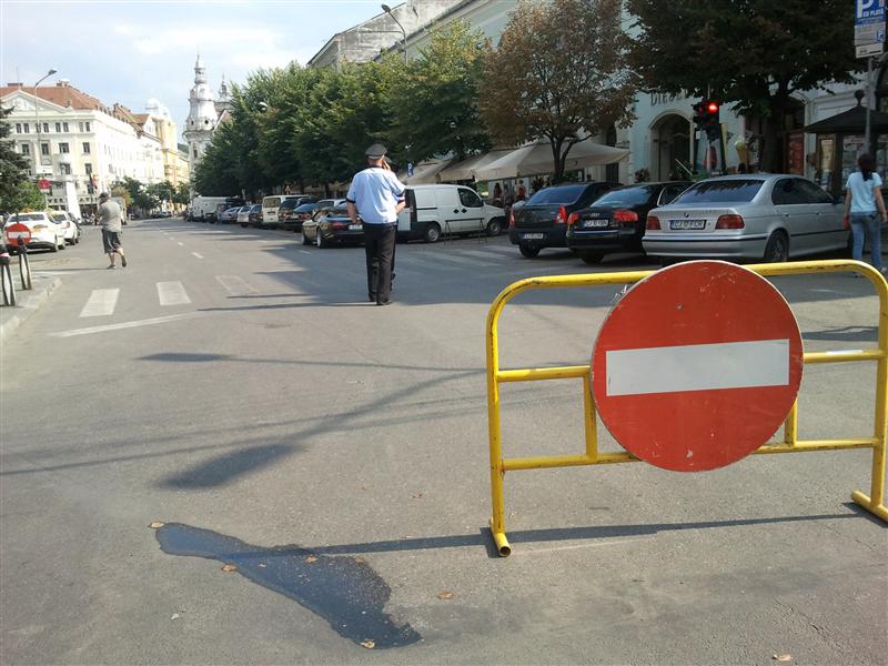 Eşec în prima zi în care centrul Clujului e dedicat pietonilor: şoferii circulă nestingheriţi FOTO / VIDEO