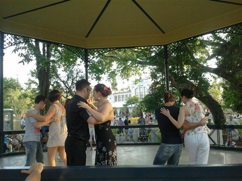 Demonstraţii de tangou în foişorul din parcul central
