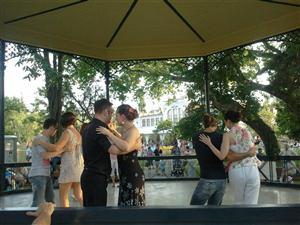 Demonstraţii de tangou în foişorul din parcul central