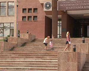 Au terminat cu bacalaureatul, fac coadă la înscrierea în facultate. Ce se visează absolvenţii de liceu VIDEO