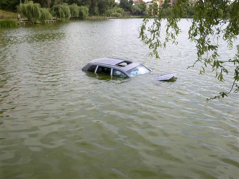 Automobil Porsche, căzut în lacul din Gheorgheni. Şoferul a ieşit prin trapă FOTO / VIDEO