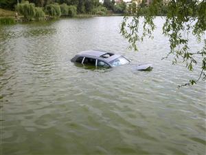 Automobil Porsche, căzut în lacul din Gheorgheni. Şoferul a ieşit prin trapă FOTO / VIDEO