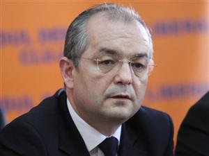 Boc: Scrisoarea USL de desfiinţare a unor instituţii, cireaşa de pe tort a compromiterii democraţiei