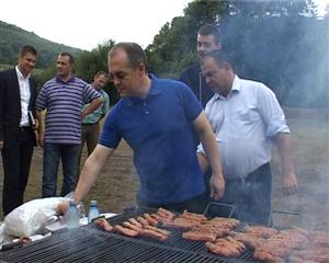Emil Boc a inaugurat astăzi noul loc de picnic de pe Valea Gârbăului VIDEO