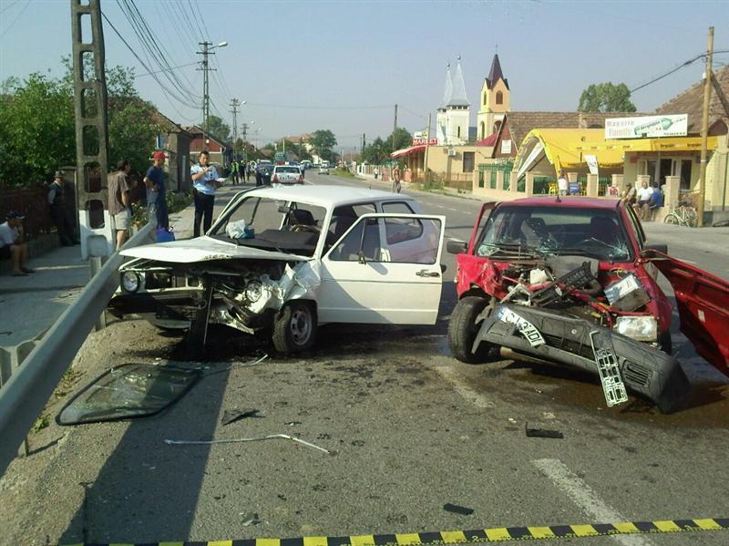 Accident grav la Iclod. Două persoane au fost rănite FOTO