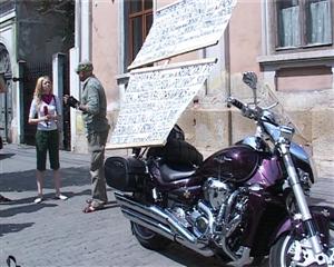 Protest pe motocicletă în faţa Primăriei; ce revendică protestatarul VIDEO