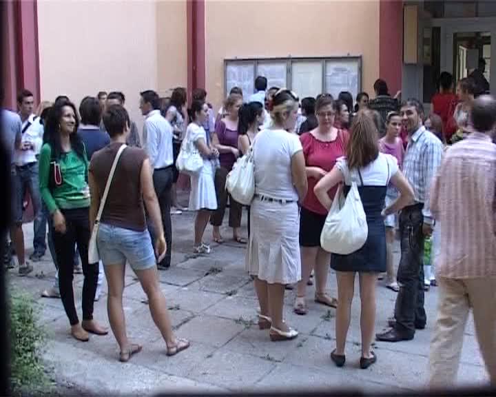 Înghesuială la titularizare: 160 de locuri, 1.400 de candidaţi VIDEO
