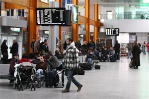 Poştă la aeroport: îţi plăteşti amenzile şi îţi faci abonament la ziar