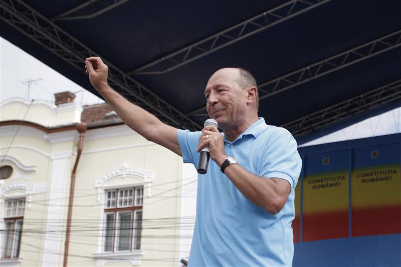 Băsescu: USL nu mai are limite. Fac un apel la ei să înţeleagă că atacurile la CC şubrezesc instituţia