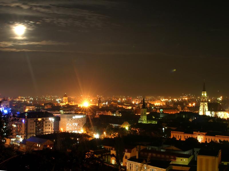 Primăria duce lumina în parcurile din centru. Clujenii se plâng de becurile stinse din cartiere
