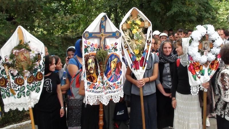 Zeci de mii de pelerini se adună la Mănăstirea Nicula GALERIE FOTO / VIDEO
