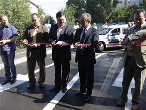 Boc readuce la primărie moda panglicilor inaugurale: cinci foarfece aurite pentru un parking mini