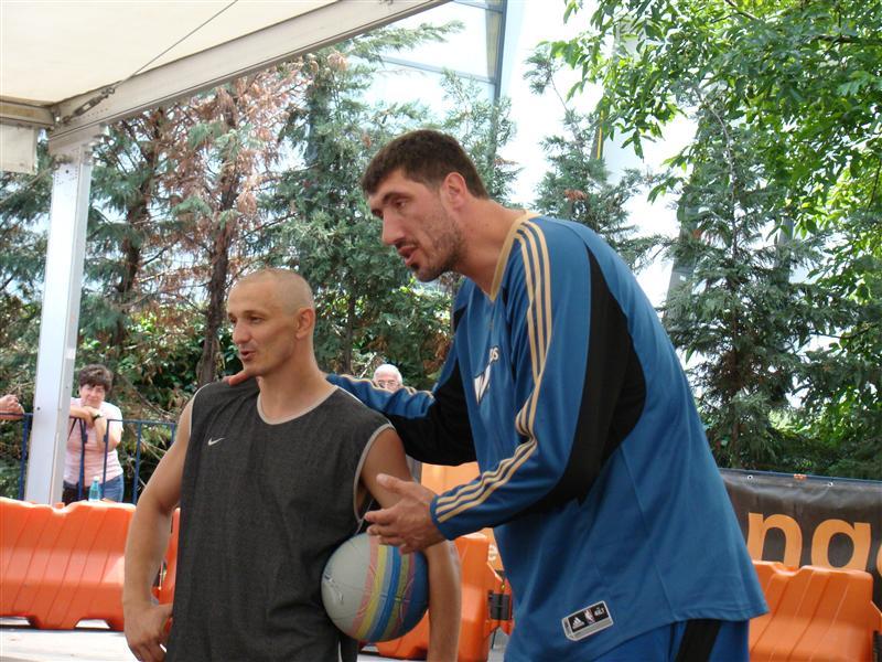 Tricoul purtat de clujeanul Ghiţă Mureşan în meciul Romanian All Stars, vândut ieri la Mamaia. Vezi ce preţ a obţinut