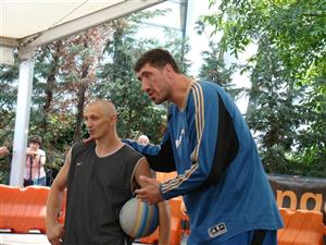 Tricoul purtat de clujeanul Ghiţă Mureşan în meciul Romanian All Stars, vândut ieri la Mamaia. Vezi ce preţ a obţinut