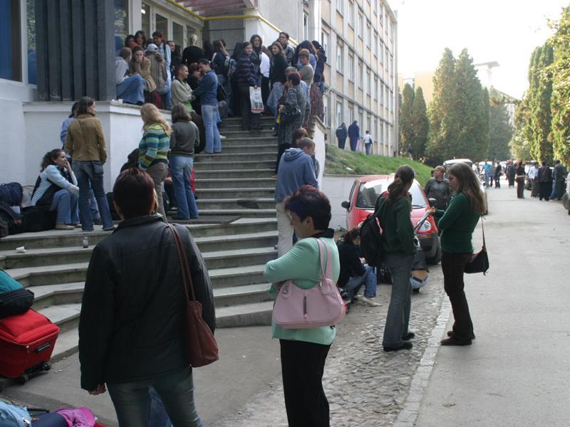 Studenţii renunţă la intimitate pentru chirii mai mici. VIDEO