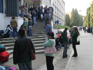 Studenţii renunţă la intimitate pentru chirii mai mici. VIDEO
