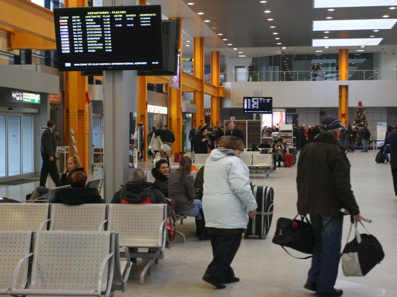 Tarom: Din cauza aglomeraţiei, formalităţile din aeroport durează mai mult