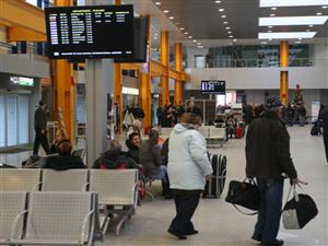 Tarom: Din cauza aglomeraţiei, formalităţile din aeroport durează mai mult