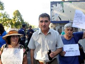 Proteste la Cotroceni: Peste 150 de oameni scandează lozinci împotriva revenirii lui Traian Băsescu