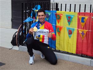 Ciclistul Edi Novak după ce a câştigat aurul la Londra 