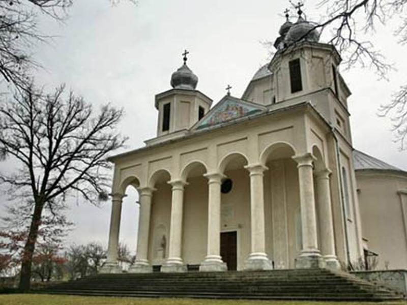 Intrarea în biserica din Sişeşti