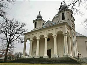 Intrarea în biserica din Sişeşti