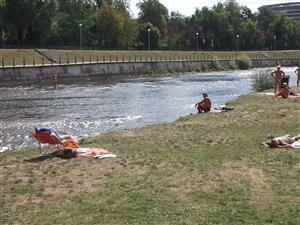 Clujenii au profitat de vremea bună şi au făcut plajă pe malul Someşului