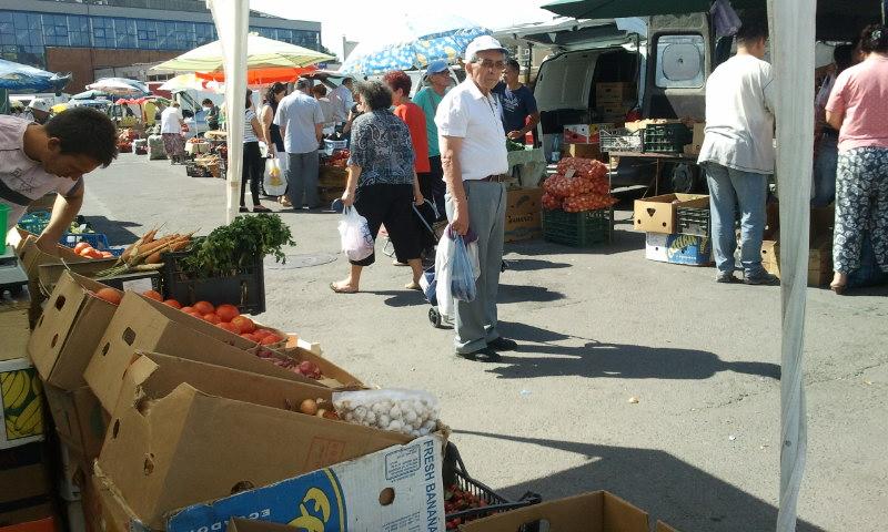 Clujenii nu s-au înghesuit la piaţa volantă de legume şi fructe