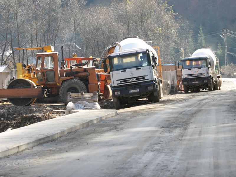 Lucrările la drumul spre Ic Ponor durează până în primăvară; constructorul scapă de penalităţi VIDEO