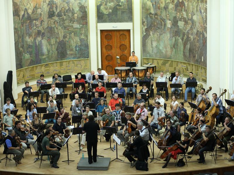 Filarmonica se întoarce acasă,  cu un pian nou