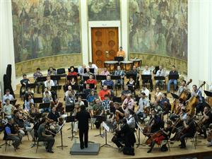 Filarmonica se întoarce acasă,  cu un pian nou