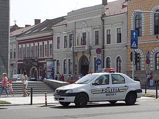Fetiţă lovită de o maşină de poliţie VIDEO