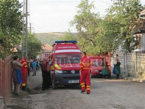 Şi-a dat foc la casă şi a băgat cuţitul într-un vecin FOTO / VIDEO