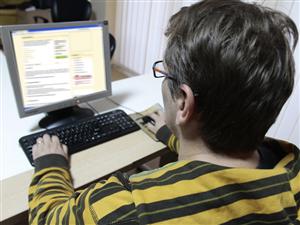 Şase arestaţi după ce au furat 600.000 de euro din faţa calculatorului