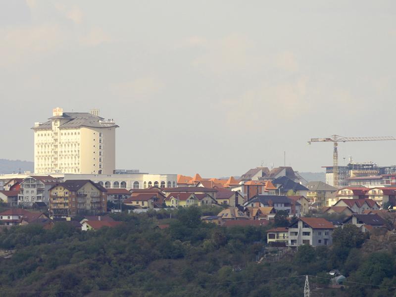 Cartierul fără trotuare va avea biserică şi club