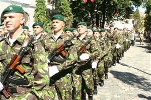 Armament de infanterie şi veste antiglonţ miercuri în curtea unui liceu din Cluj