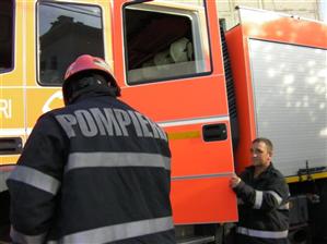 Incendiu pe Valea Fânaţelor, la un adăpost de animale. O femeie, 20 de câini şi 100 de pisici au murit