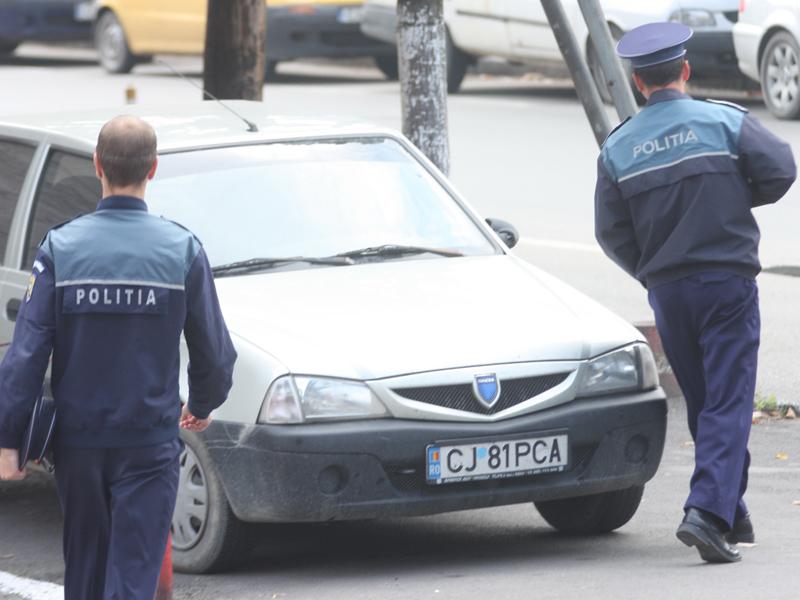 Poliţişti cu bocanci găuriţi 